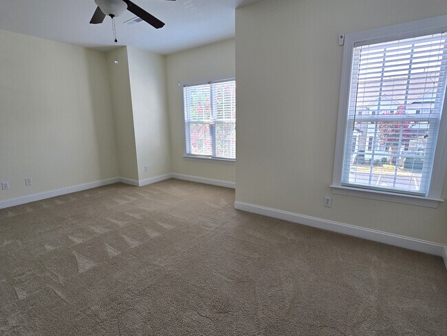 Building Photo - 6 Viburnum Ln