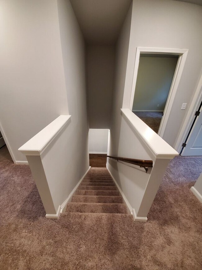 Building Photo - Charming 3-Bedroom Townhome with Stylish F...