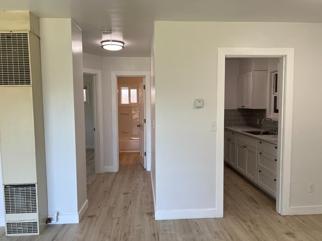 Building Photo - 1421-1421 Park Ave NE