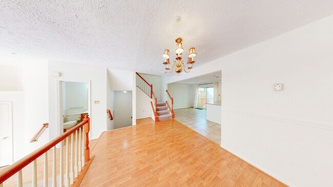 Building Photo - READY TO GO 3 LVL - 3 bed + 2 full and 2 half bath TH