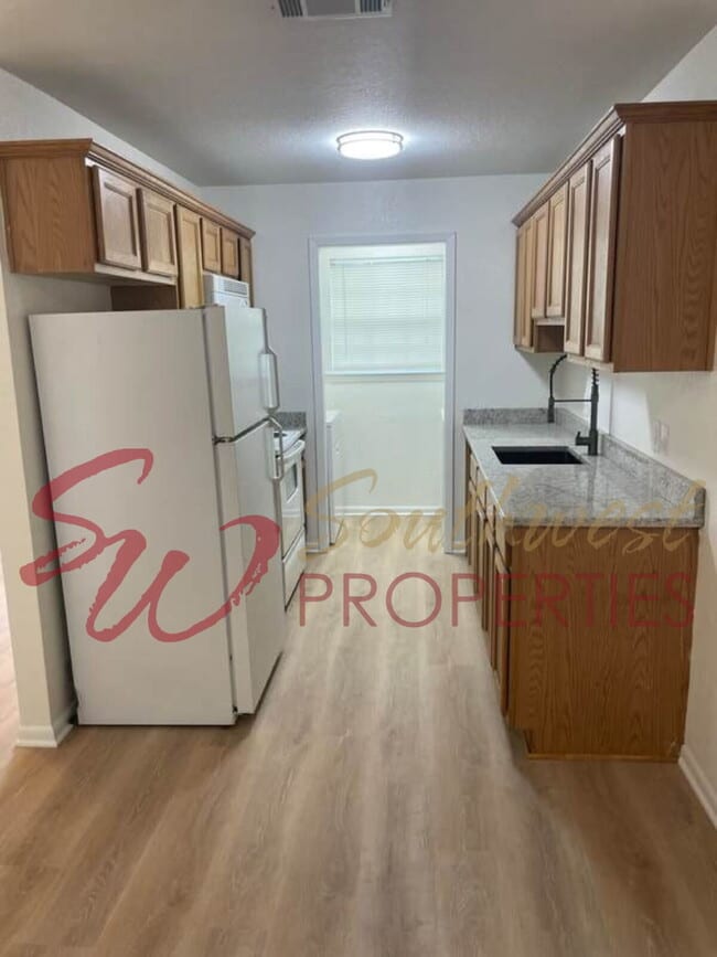 Building Photo - Charming, updated and bright home with private yard!