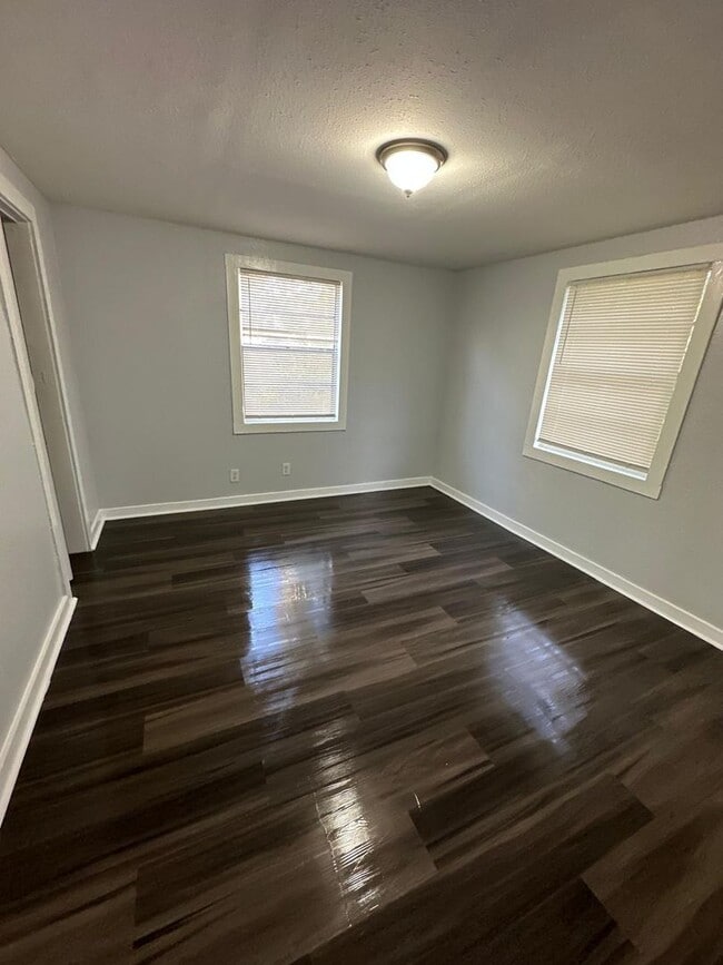 Building Photo - Fully Renovated 2/1 Single Family Available Now!