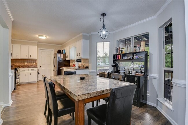Building Photo - 4 bedroom 2.5 bath home on the water with ...