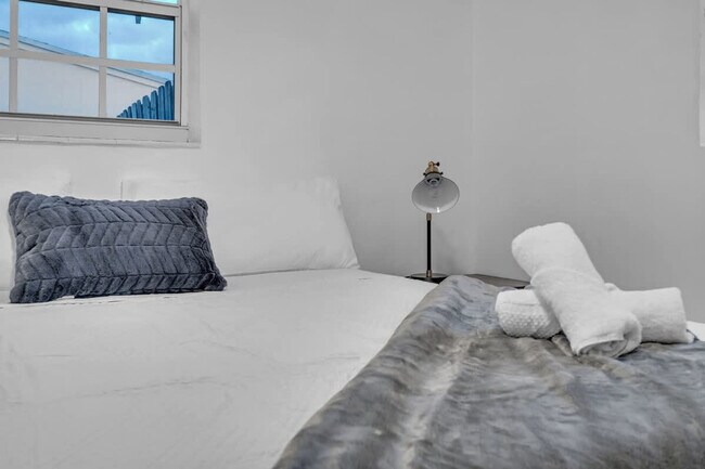 Building Photo - 18715 NW 10th Ct