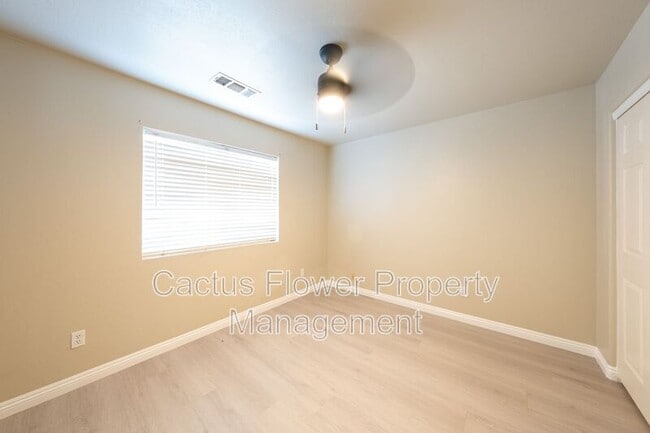 Building Photo - 970 N Willow St