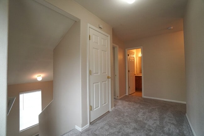 Building Photo - 862 Red Thistle View
