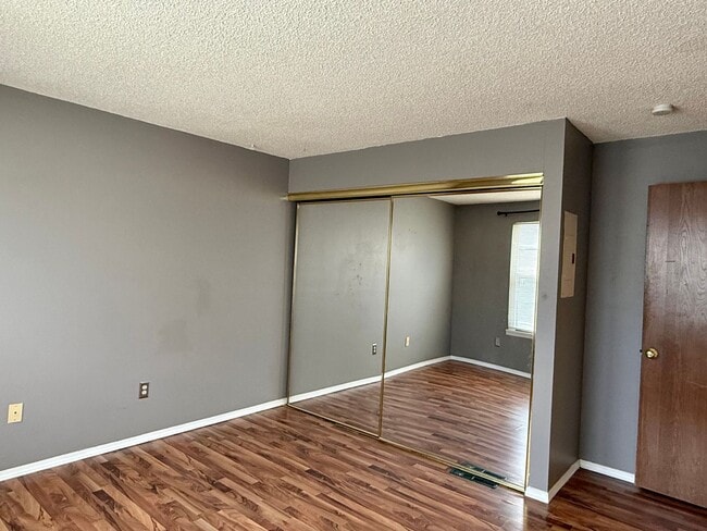 Building Photo - Open Tri-Level Townhome With Tons Of Space...