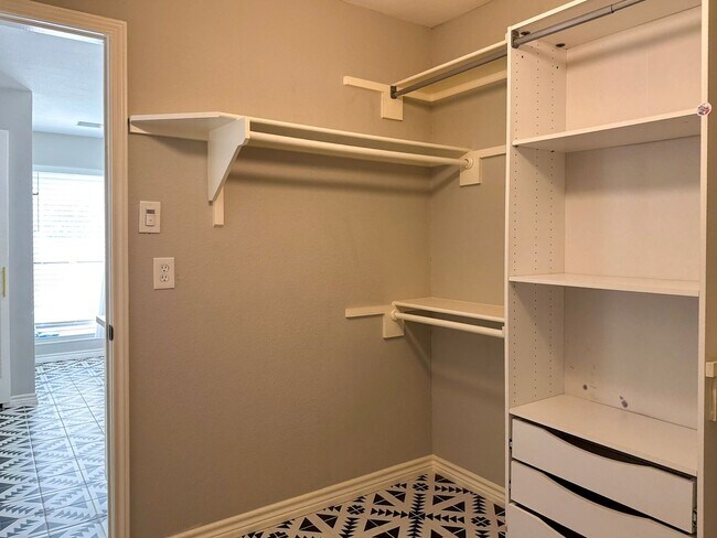 Building Photo - 3 Bed / 2 Bath / 2 Car Gargae / Pool
