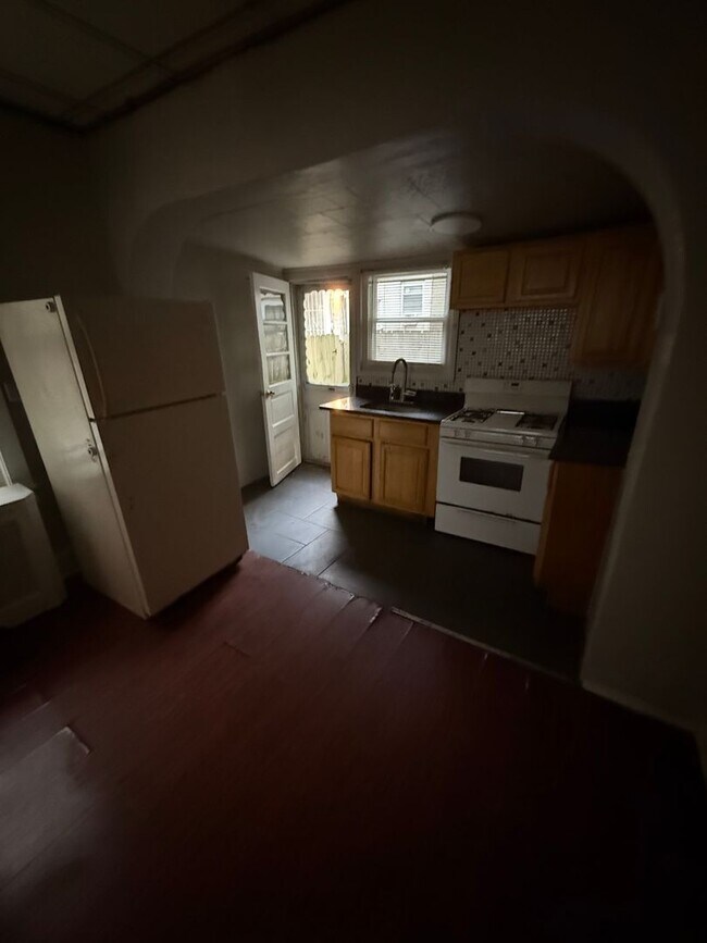 Building Photo - Port Richmond-traditional 3 bedroom home f...