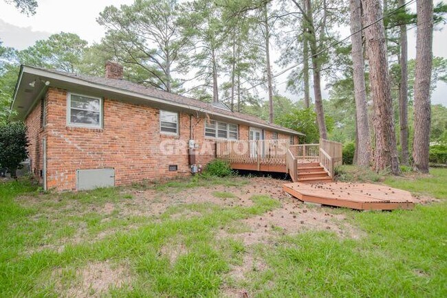 Building Photo - 2136 Robin Rd