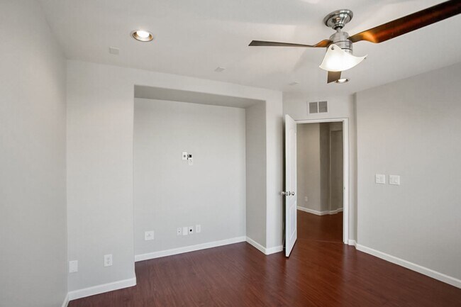 Building Photo - 4 Bedroom, 3 Den West Side Home