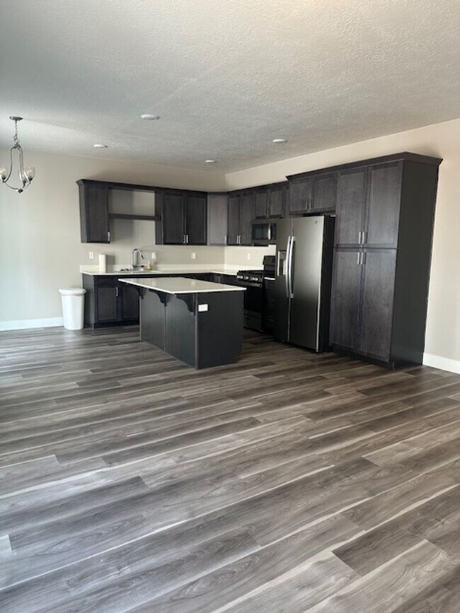 Building Photo - Amazing 3 bed, 2.5 bath with 2 car garage townhome!