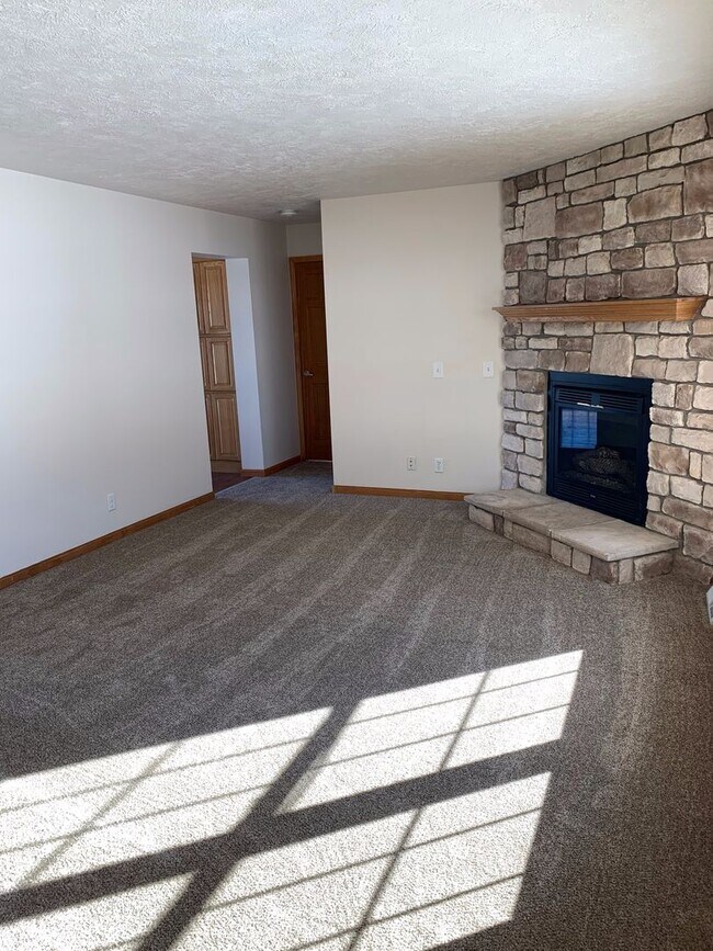 Building Photo - Country living close to the foothills