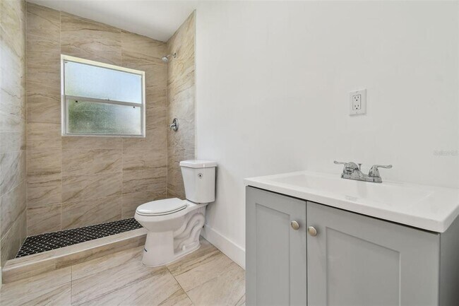 Building Photo - 910 43rd St W