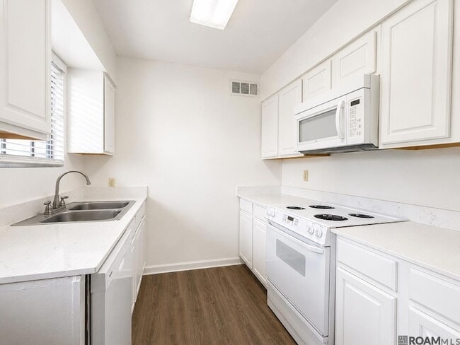 Building Photo - 2961 Greenwood Dr