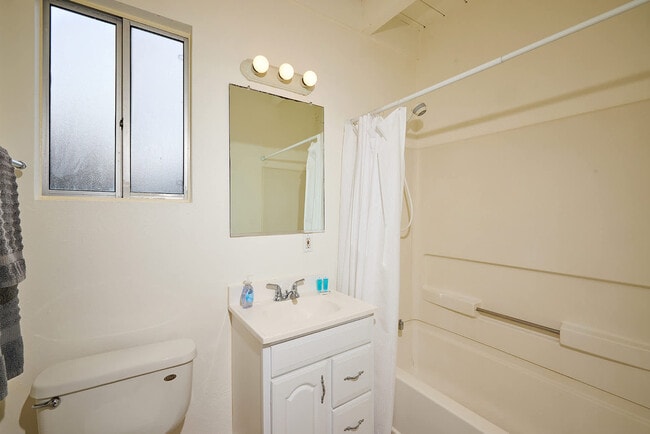 Building Photo - 549 San Dieguito Dr