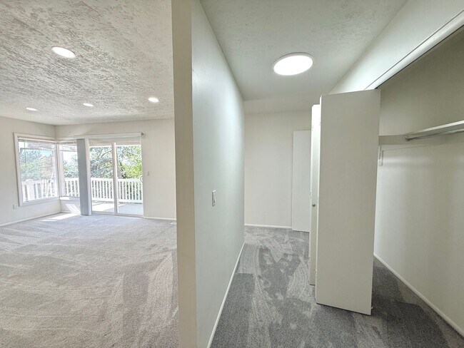 Building Photo - Open House June 20th | 3 Bedroom Townhome in Holladay