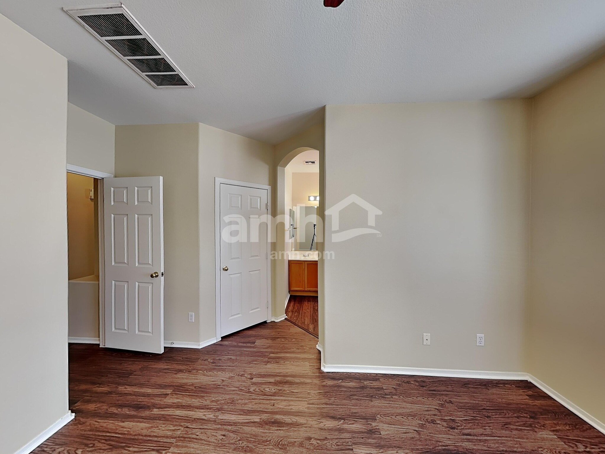 Building Photo - 14216 W Columbus Ave