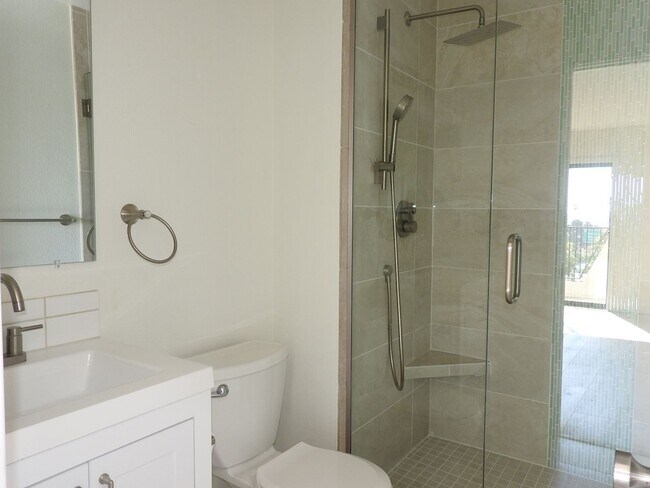 Building Photo - Lovely 2 bed 2bath with Stunning Views