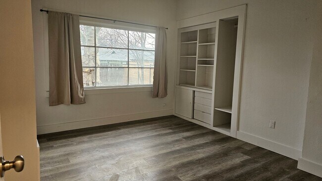 Building Photo - 2301 W Regan Ave