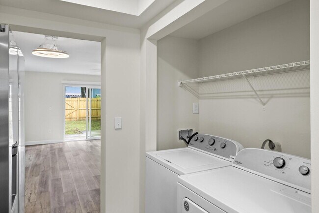 Building Photo - "Charming 2-Bed Townhouse with Modern Comf...