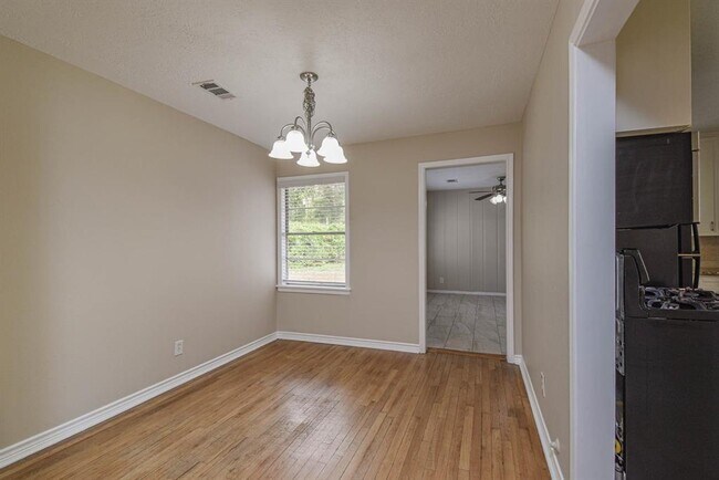 Building Photo - 1509 N San Jacinto St