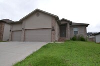 Building Photo - Gorgeous 3 bedroom Available in May!