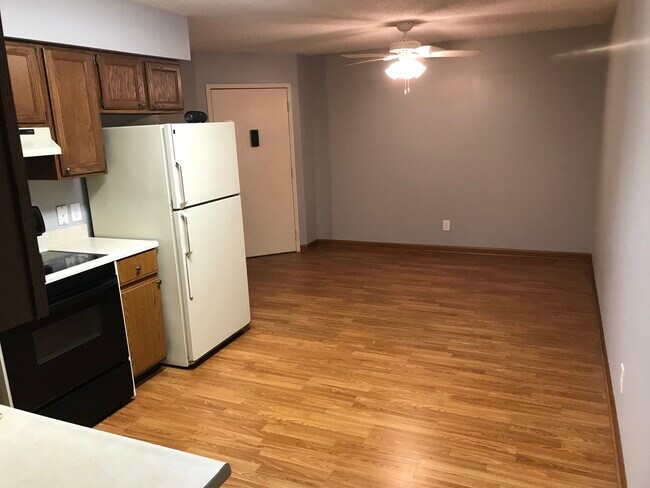 Building Photo - 509 Jenkran St Unit 6