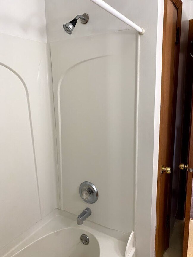 Building Photo - Nice sized Two Bedroom House!