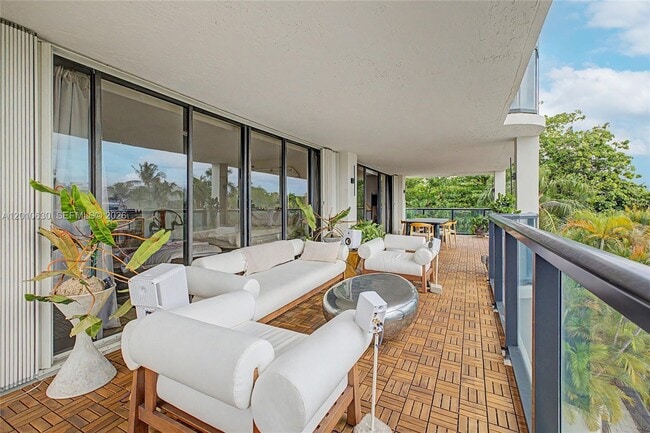 Building Photo - 2575 S Bayshore Dr
