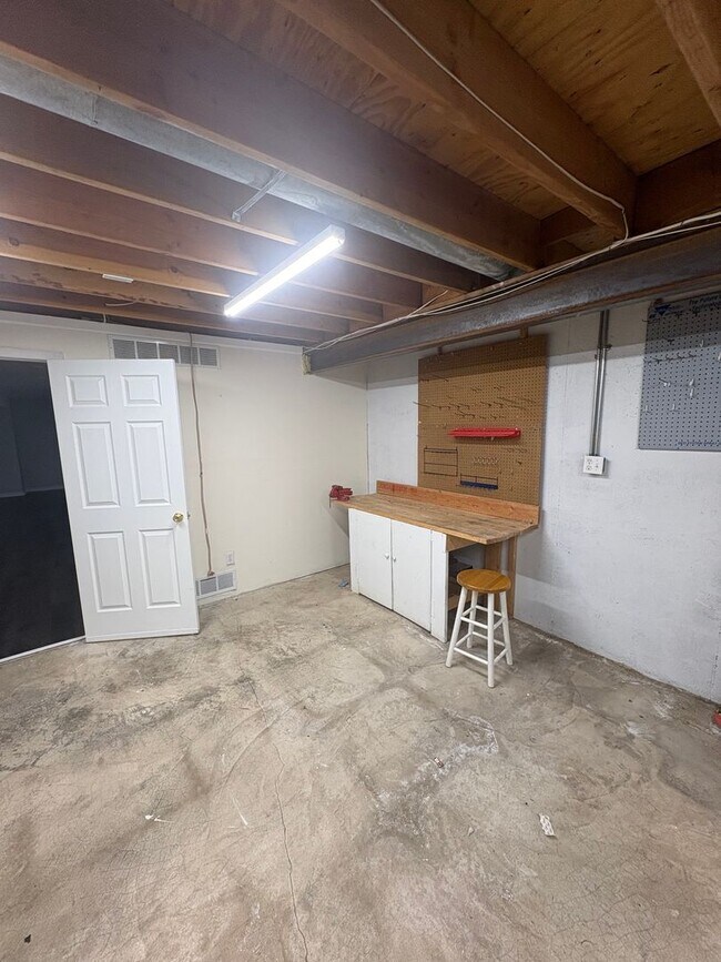 Building Photo - 4 bed/4.5 bath Overland Park Home with Multiple Entertainment Areas in Blue Valley