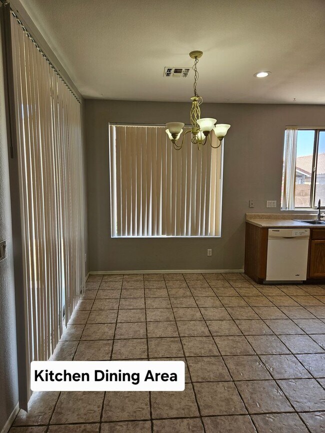 Building Photo - 931 E Sherri Dr