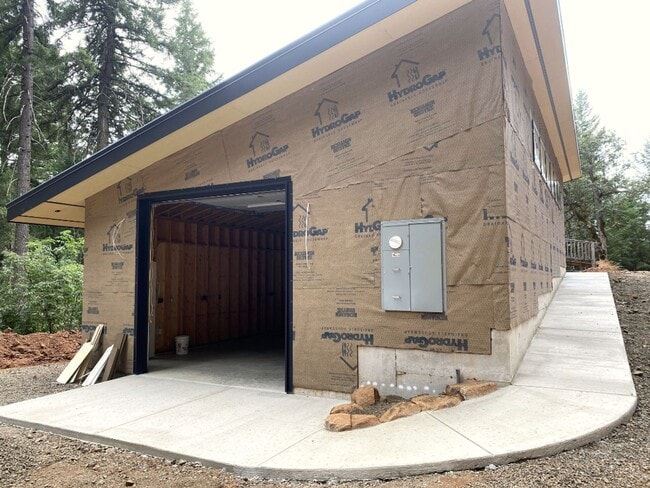 Building Photo - Cabin in Woods with Shop