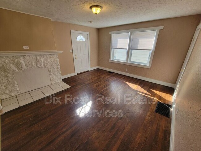 Building Photo - 109 N Decker Ave