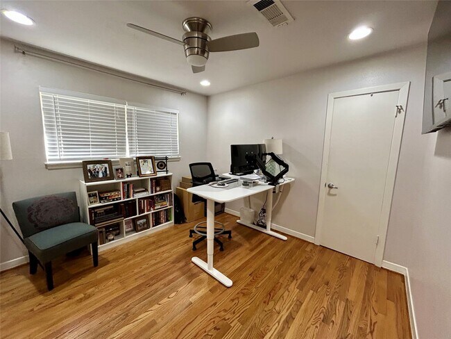 Building Photo - 9914 Larston St