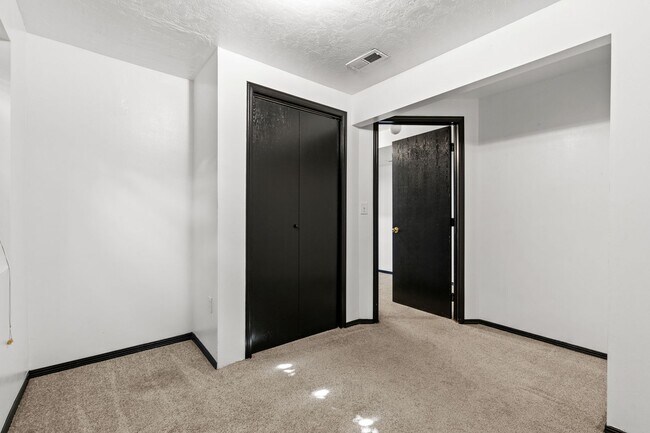 Building Photo - NorthEast Spokane Home - Beautifully Updated