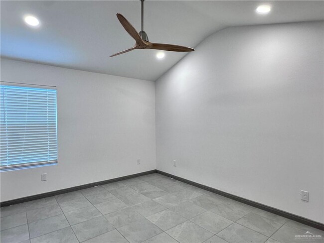 Building Photo - 1308 E Iris Ave