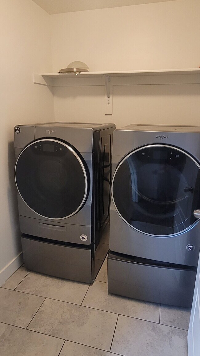 Building Photo - 3 bed 2.5 bath home for Rent. Pet Friendly!