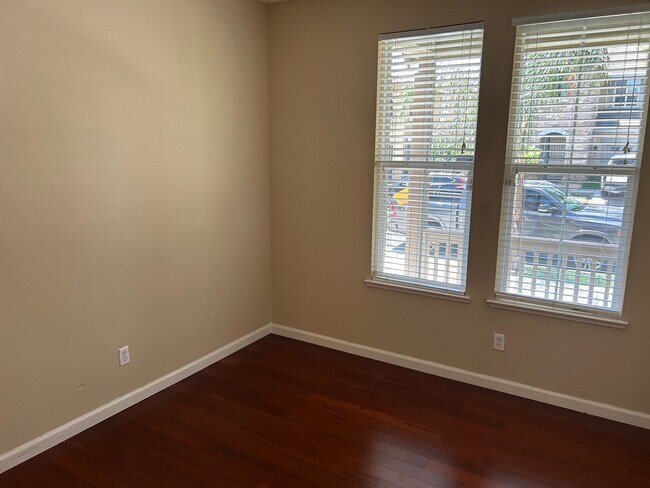 Building Photo - Beautiful 4 Bedroom 3 Bathroom in Quiet Neighborhood with SOLAR