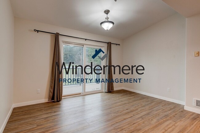 Building Photo - 300 N Oak Harbor St