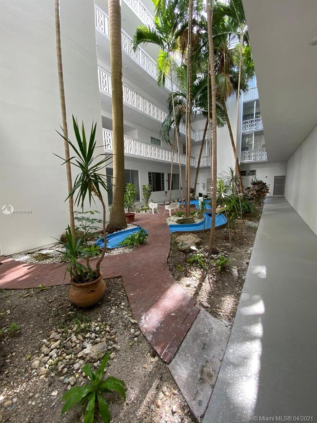 Building Photo - 9700 W Bay Harbor Dr