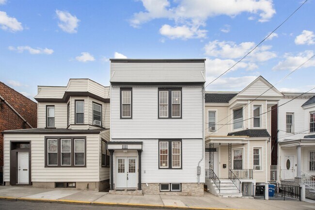 Building Photo - 1111 53rd St