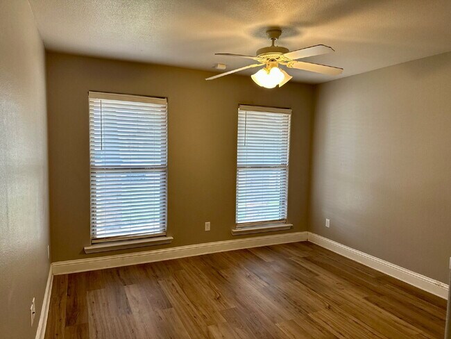 Building Photo - Beautiful 3/2/2 in South Lubbock!