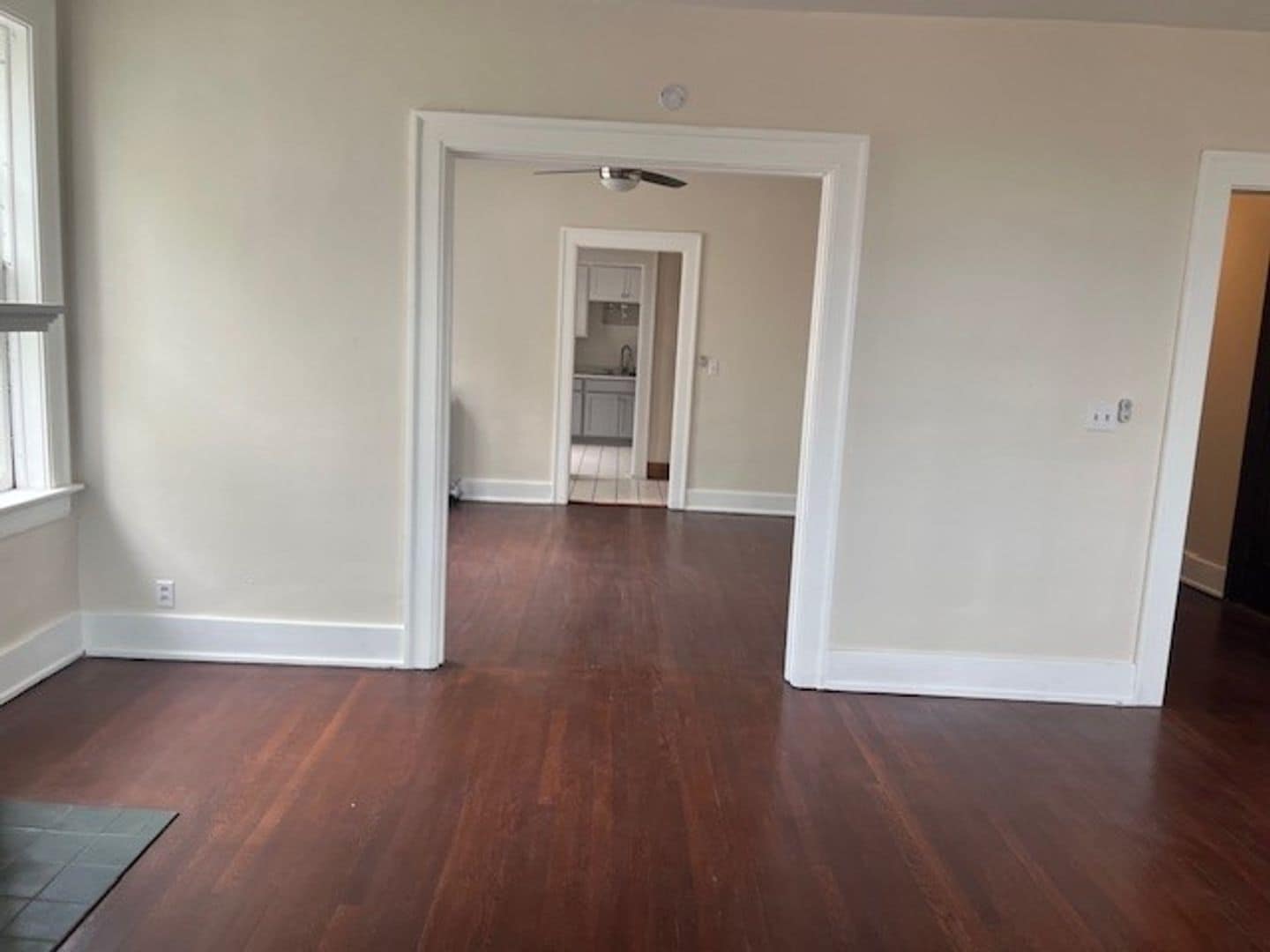 Building Photo - 2,100 Sq. Ft. 3 Bedroom Apartment in Herron-Morton