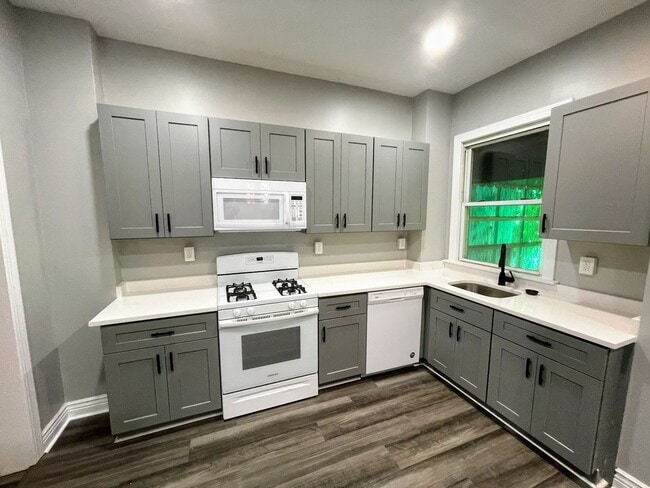 Building Photo - 3 bed 1 bath - Newly updated, South Oakland, dishwasher, washer/dryer included