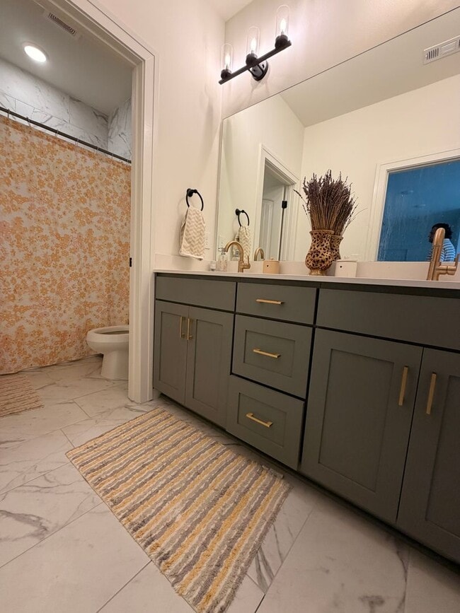 Building Photo - Spacious 5-Bedroom House in Cave Springs, AR