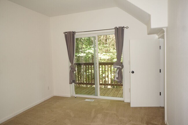 Building Photo - Spectacular SW Liar Hill 3 bedroom Townhouse