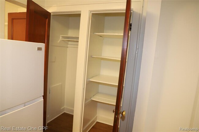 Building Photo - 271 W Maple Rd