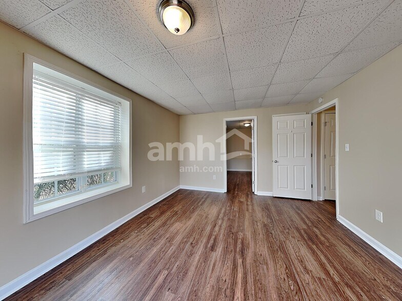 Building Photo - 276 Tanglewood Dr