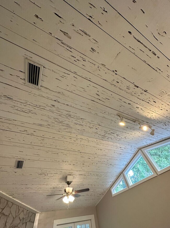 Building Photo - Beautifully maintained 2/1 in Brewster Est...